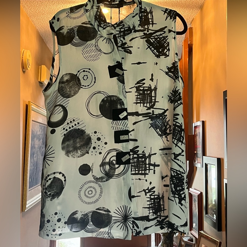 Abstract Black and White Sleeveless Top. Brand New size Large unique buttons!